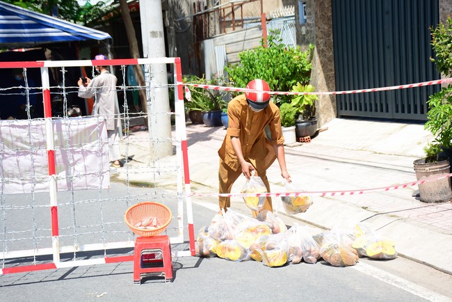 Continuing to support people in need in the Covid-19 pandemic of Hoang Phap Pagoda (series 7)